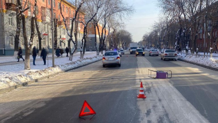 Женщину с 10-месячным ребёнком на санках сбили во Втором Иркутске